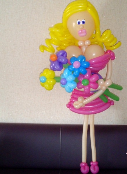 фигура женщины с цветами из воздушных шаров