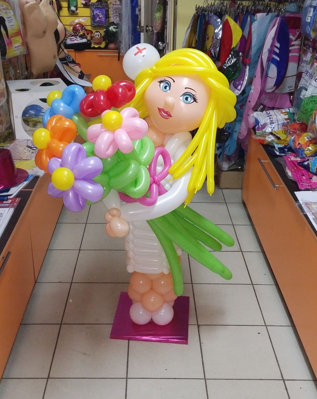 фигура женщины с цветами из воздушных шаров