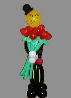 фигура мужчины с цветами из воздушных шаров