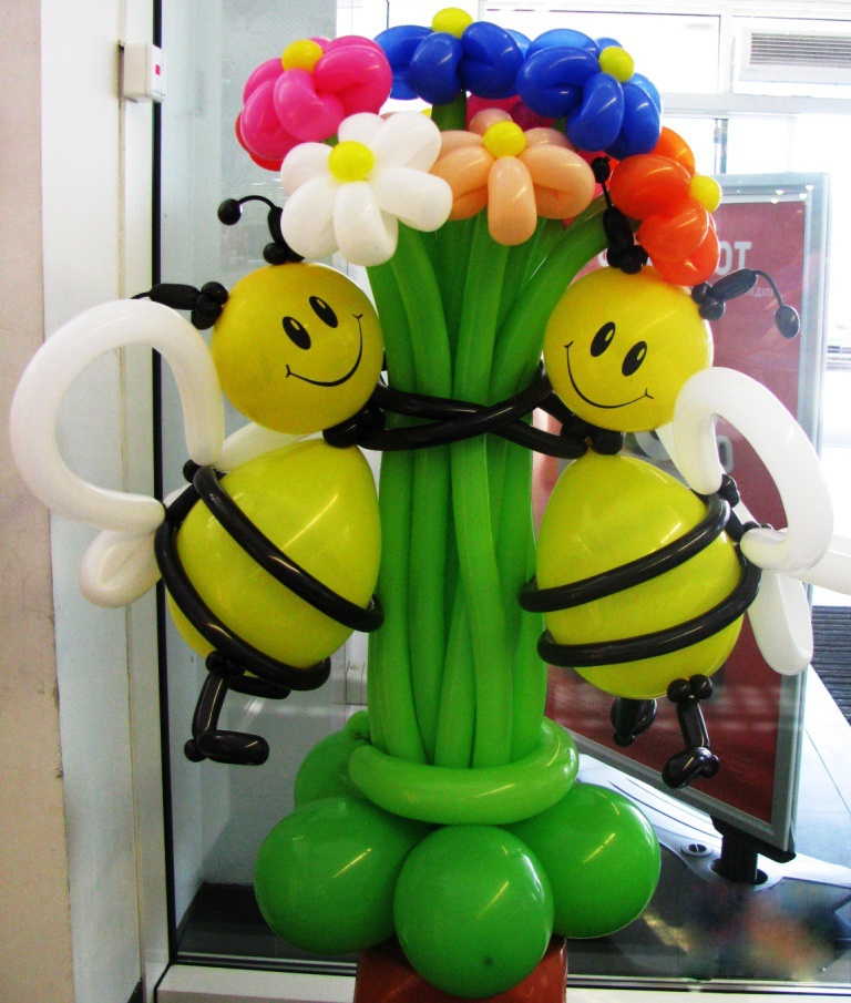 букет цветов из шаров с пчелами на 8 марта