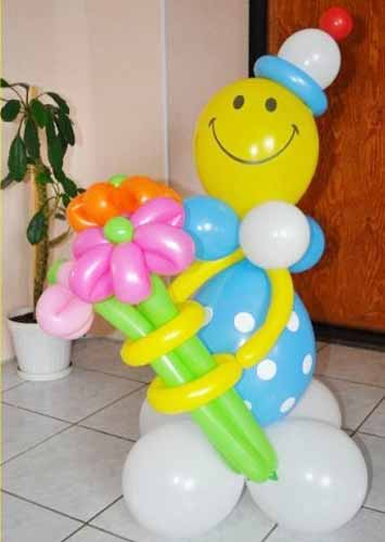 букет цветов из шаров и фигура человечка на 8 марта