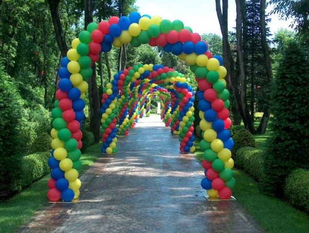арки из разноцветных шаров