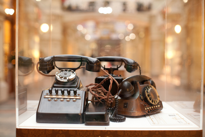 антикварный телефонный аппарат