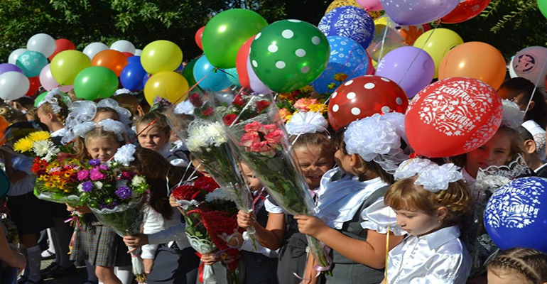 дети с цветами и шариками