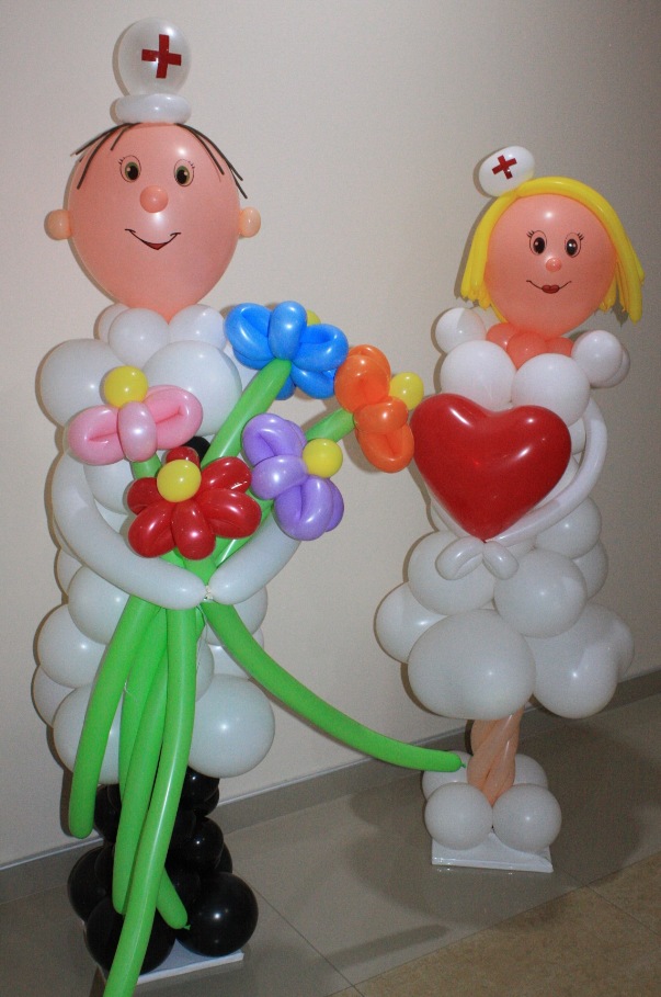 медсестра и мужчина из воздушных шаров
