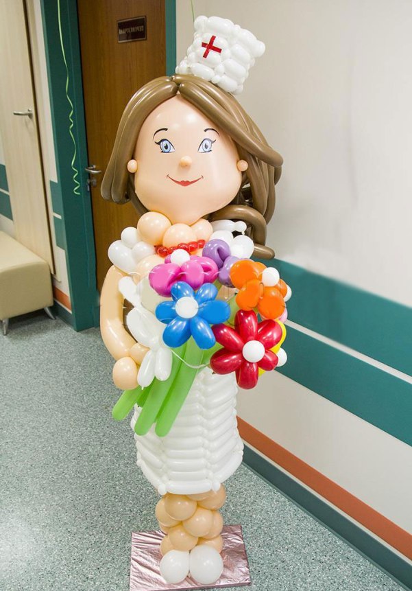 медсестра из воздушных шариков с цветами
