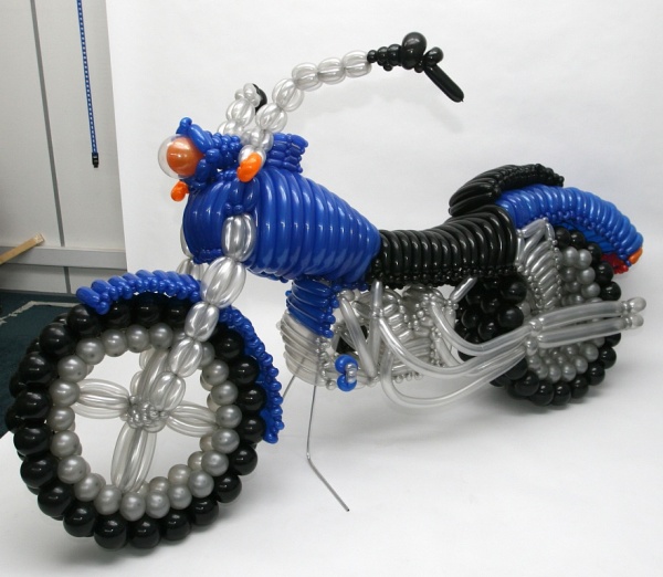 мотоцикл из воздушных шариков