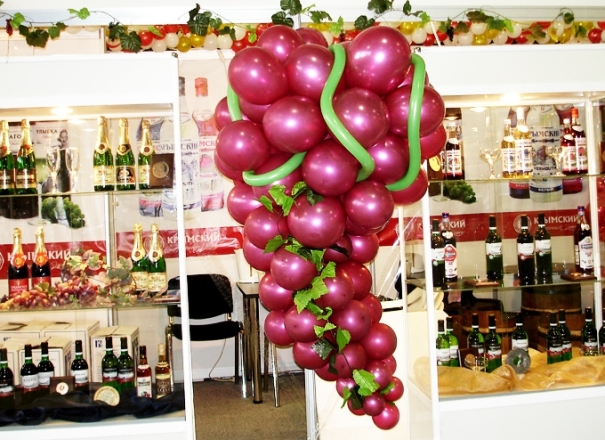 виноградная гроздь из воздушных шаров