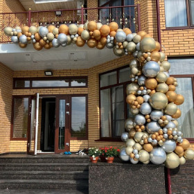 Арка из разнокалиберных шаров "Золотой блеск"