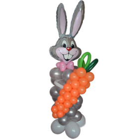 Плетеный из шаров заяц с морковкой