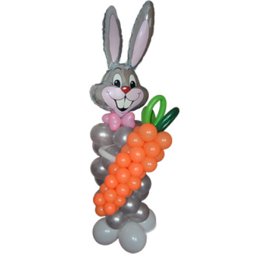 Плетеный из шаров заяц с морковкой