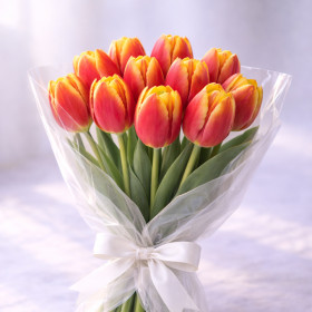 Букет из 10 красно-желтых тюльпанов