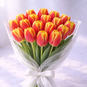 Букет из 15 красно-желтых тюльпанов