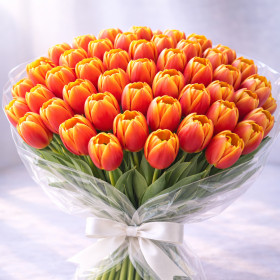 Букет из 60 красно-желтых тюльпанов