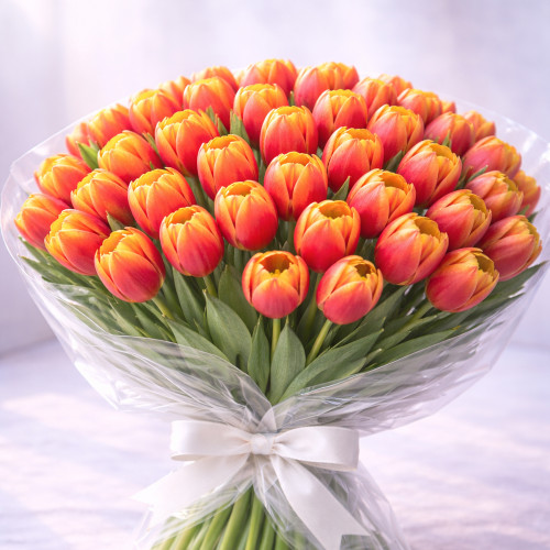 Букет из 80 красно-желтых тюльпанов