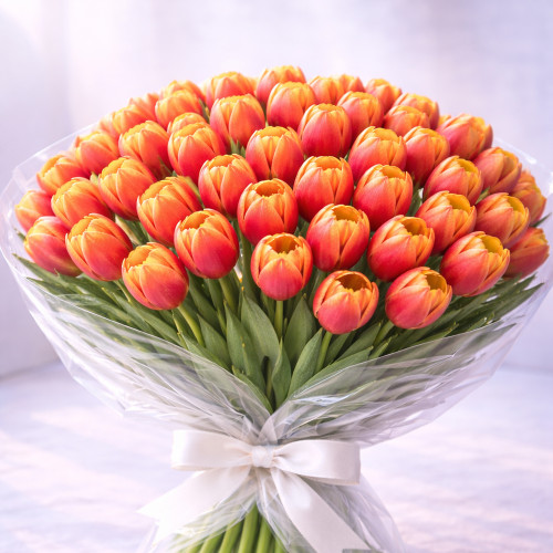 Букет из 90 красно-желтых тюльпанов
