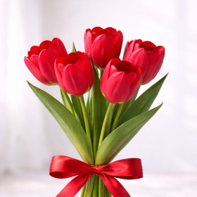Букет из 5 красных тюльпанов