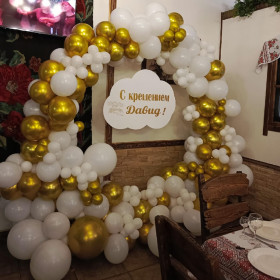 Круглая фотозона из шаров "На крещение малыша"