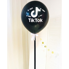 Черный латексный шар с наклейкой "Тик Ток" (Tik Tok)