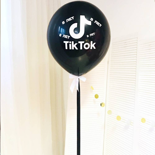 Черный латексный шар с наклейкой "Тик Ток" (Tik Tok)