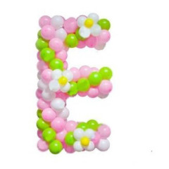 Плетеная буква Е из шаров с цветами