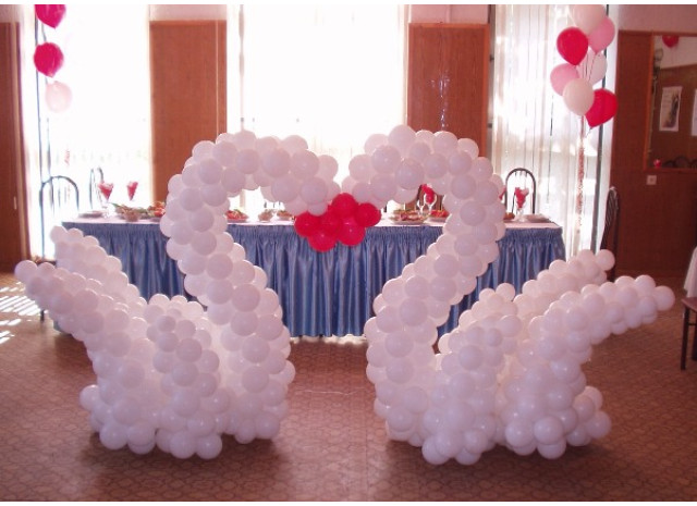 Фигуры лебедей из воздушных шаров на день влюбленных или свадьбу