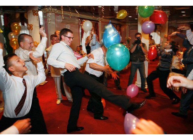 Развлечения на дне рождения взрослого. Конкурсы с шарами для веселой компании. Конкурс с шарами на свадьбе. Конкурс с шарами на корпоратив. Развлечения на день рождения.