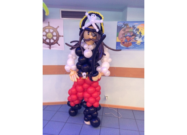 Фигура пирата из воздушных шаров для вечеринки в пиратском стиле