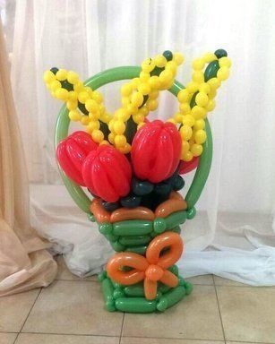 букеты цветов из воздушных шаров в корзине