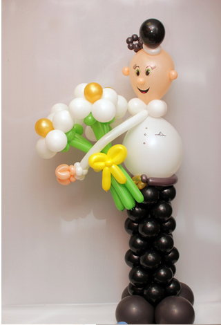 фигура мужчины из шаров с цветами