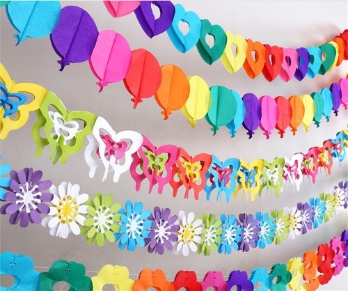 Декорирование стен с помощью цветных бумажных цветов
