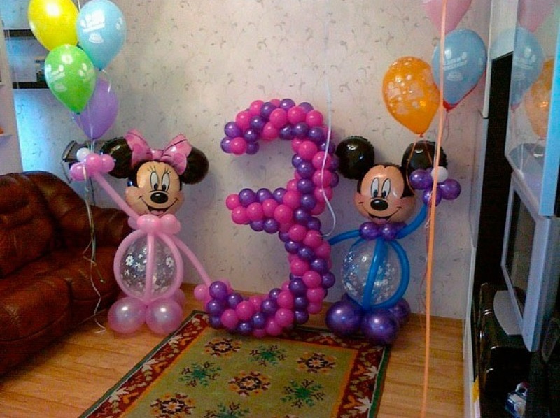 Из шаров на день рождения девочке. Цифры из шаров. Шары с днем рождения. Украшение шарами на годик. Композиция из шаров на день рождения девочке 3 года.