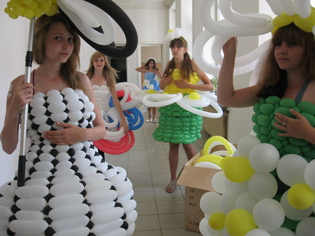 платье из воздушных шаров на моделях