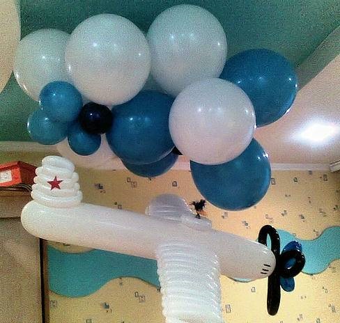 самолет из шаров и латексные шары