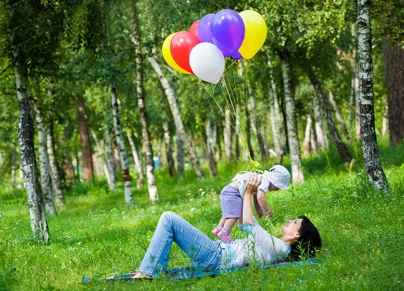 мама и ребенок с воздушными шарами