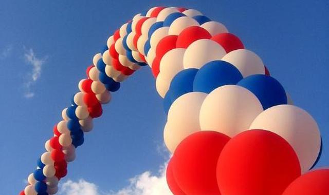 арка из шары воздушных на день россии
