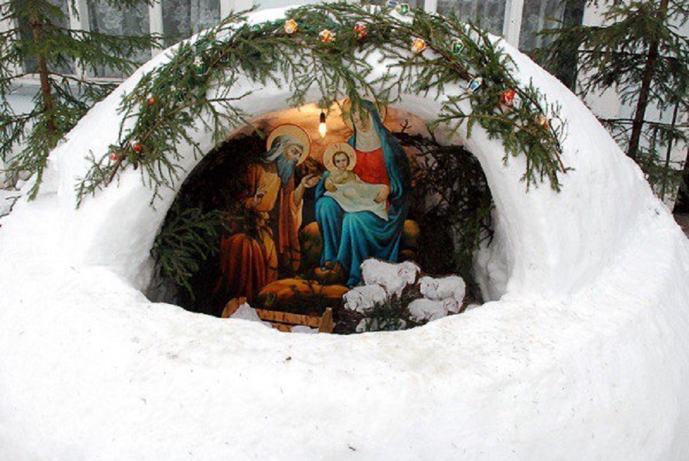 рождественские образы в сугробе из снега