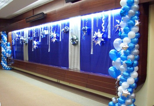 Как красиво украсить зал на Новый год?