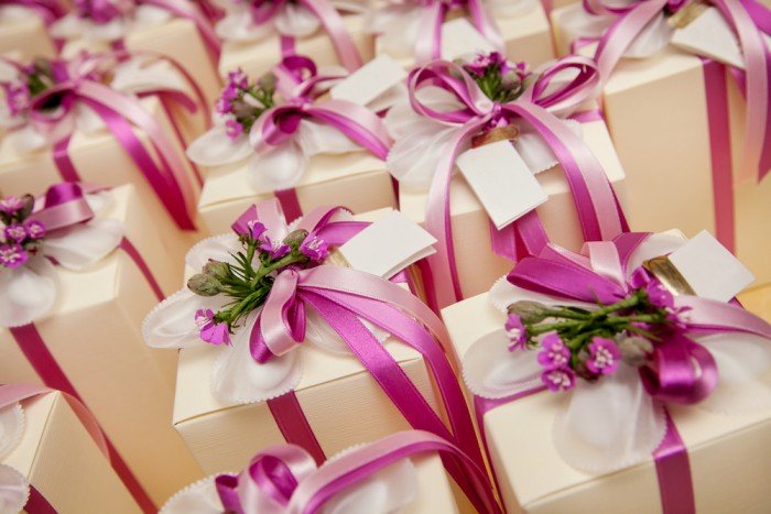 50 идей подарков гостям на свадьбе